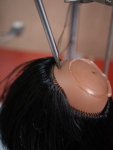 implantación pelo muñeca